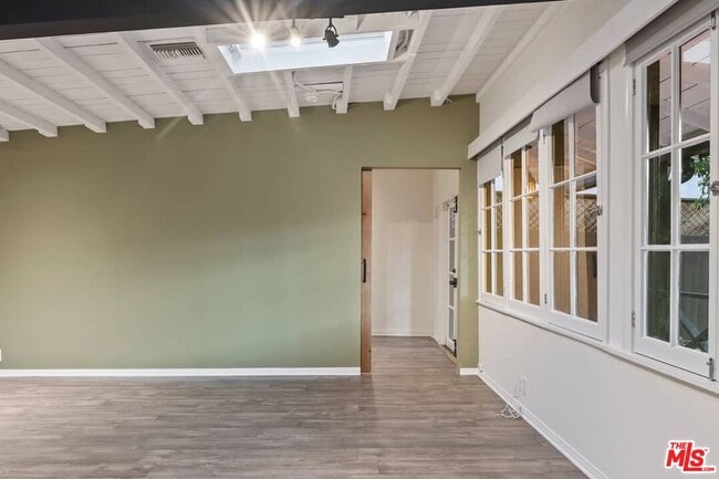 Building Photo - 362 Westbourne Dr