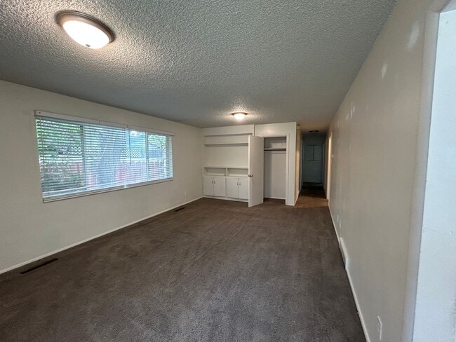 Building Photo - 3 Bed/1.5 Bath in a Cul-de-sac by Universi...