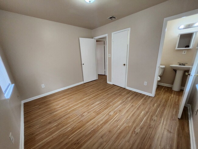 Building Photo - 729 Hedge Dr