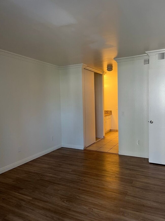 Building Photo - Spacious 2-Bedroom Condo on the First Floo...