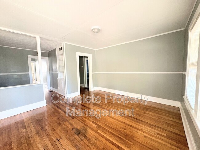 Building Photo - 8149 1st Ave S