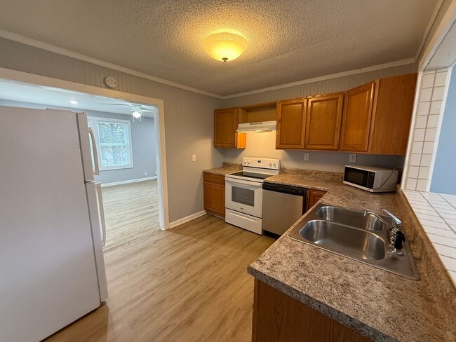 Building Photo - Great Rossville Home