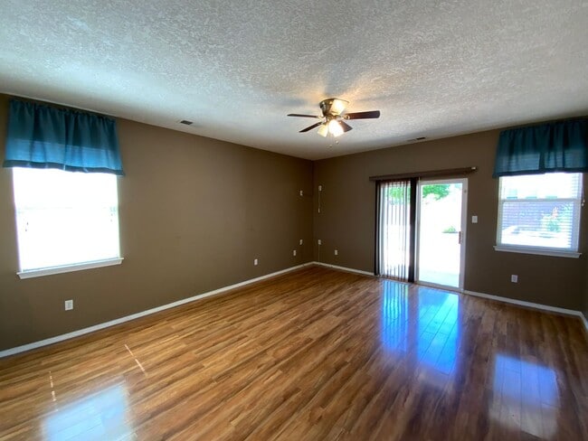 Building Photo - 3 Bedroom Single Story Home Available Near...
