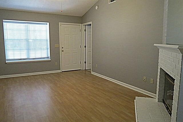 Building Photo - Beautiful 2 bed/ 2 bath townhome Located Off of Mission Road!
