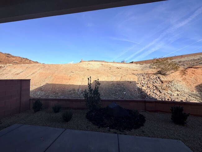 Building Photo - Beautiful Brand new 4 bedroom, 2.5 bathroom home in St George!