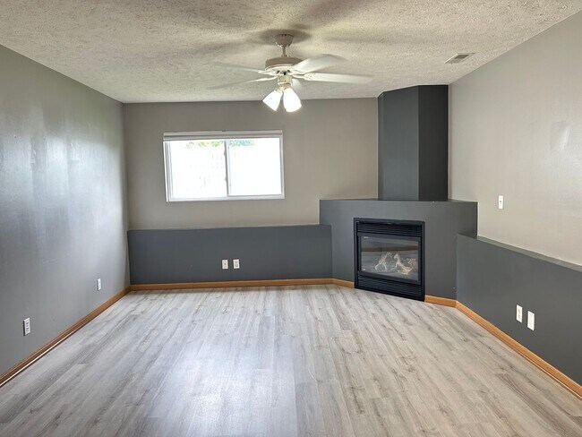 Building Photo - Home For Rent Bellevue.