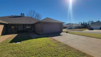 Building Photo - Discover this inviting 3 bedroom, 2 bathroom rental nestled in Cleburne, Texas, offering a spacio...