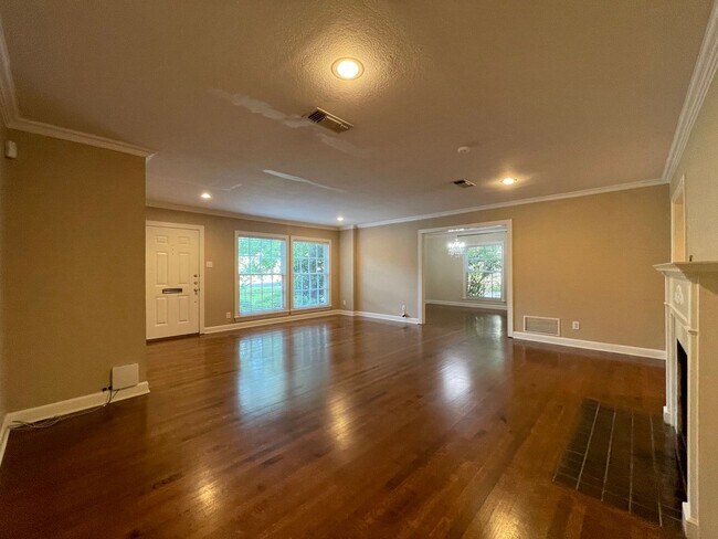 Building Photo - AVAILABLE NOW --3 BEDROOM 2 BATH HOME IN T...