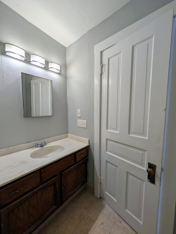 Building Photo - 924 N Capitol Ave