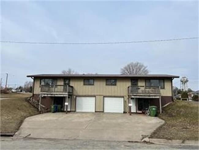 Primary Photo - For Rent: Updated 2 Bedroom, 1.5 Bath Town...