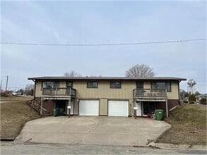 Building Photo - For Rent: Updated 2 Bedroom, 1 Bath Townho...
