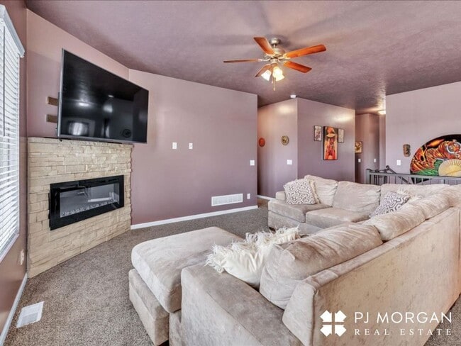 Building Photo - Beautiful 4 Bedroom, 3 Bathroom Home - Ren...