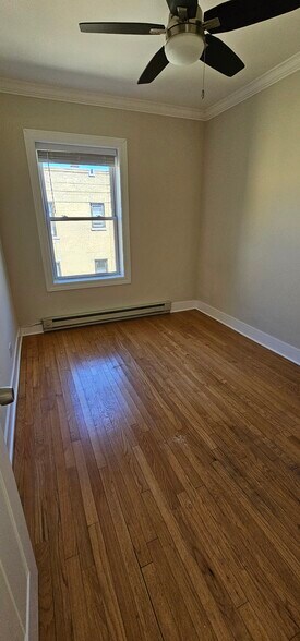 Building Photo - 3824 N Greenview Ave