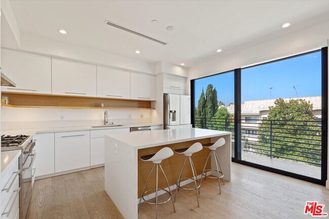 Building Photo - 820 S Sherbourne Dr