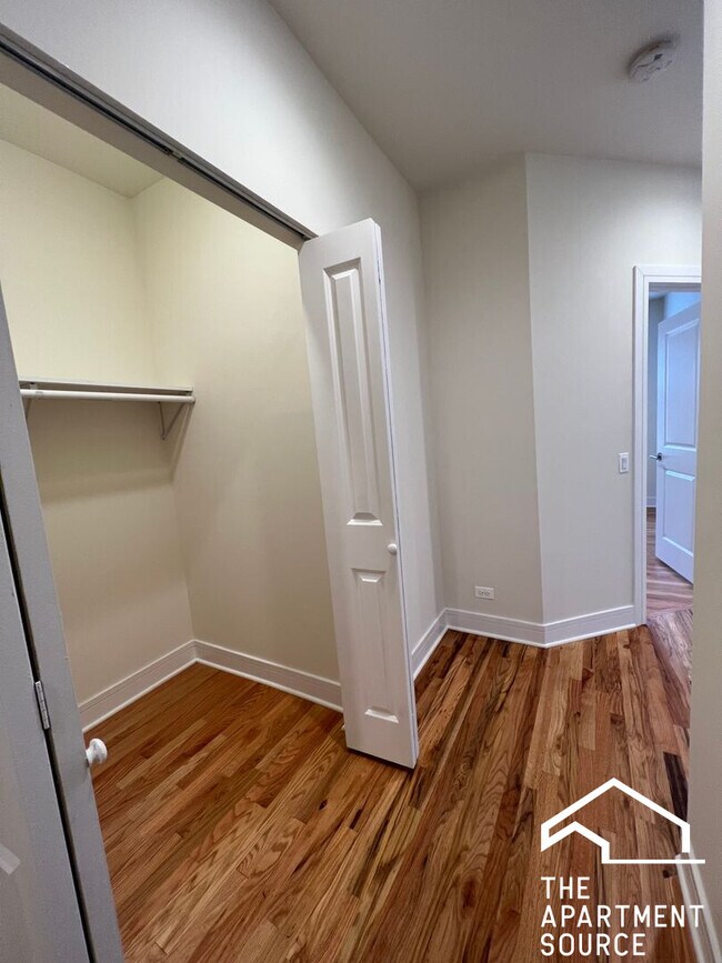 Building Photo - 3230 N Clark St