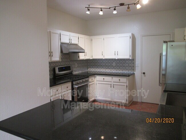 Building Photo - 61 Glen Lake Dr