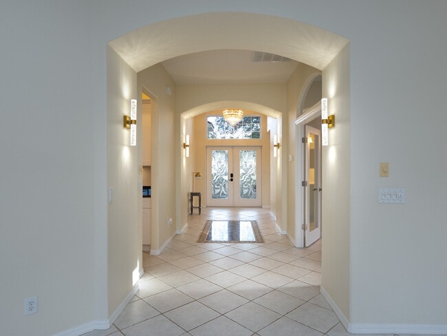 Building Photo - "Spacious 3-Bedroom Oasis with 2 Baths and 2,287 Sq Ft in Bradenton!"