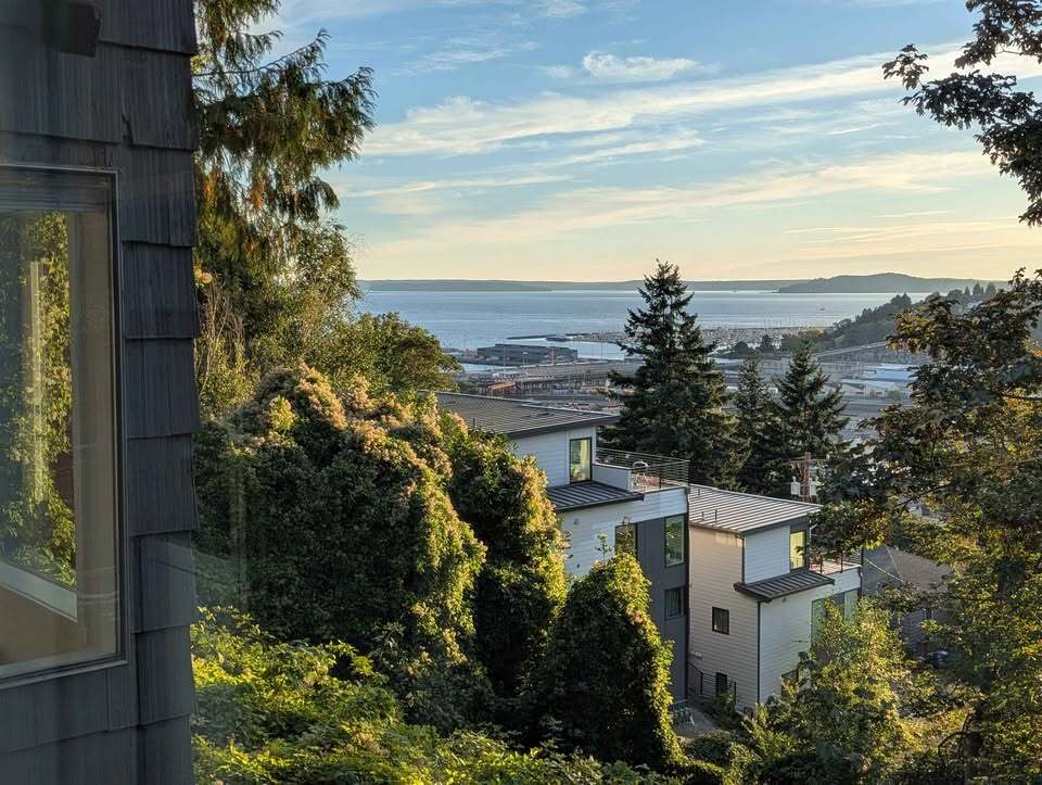 Building Photo - 2219 11th Ave W