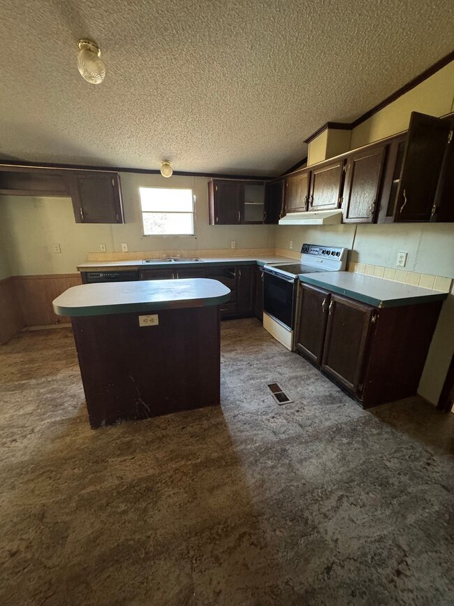 Building Photo - 3 BR 2 Bath 2,240 sq ft doublewide mobile ...