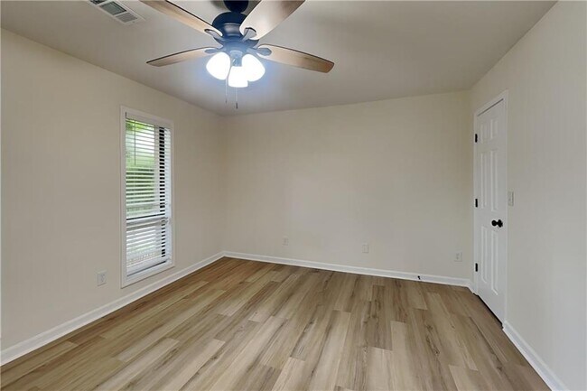 Building Photo - 1110 Lake Dr