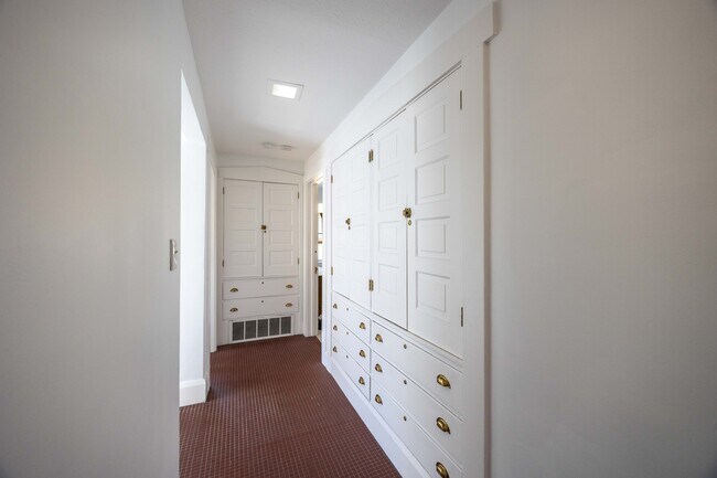 Building Photo - 2472 Overlook Rd