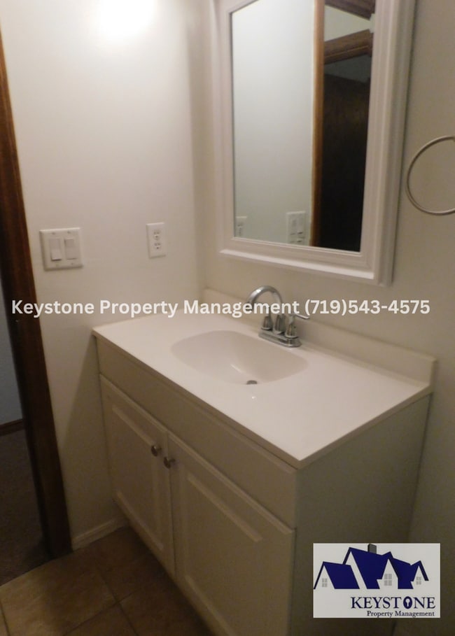 Building Photo - 879 S Bellflower Dr