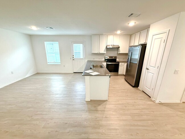 Building Photo - AVAILABLE NOW! 4 Bedroom / 2 Bath Home In ...