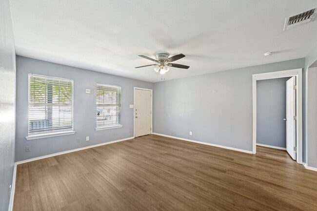 Building Photo - CHARMING HOME IN LOMA TERRACE