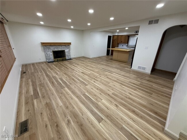 Building Photo - 230 E 21st St