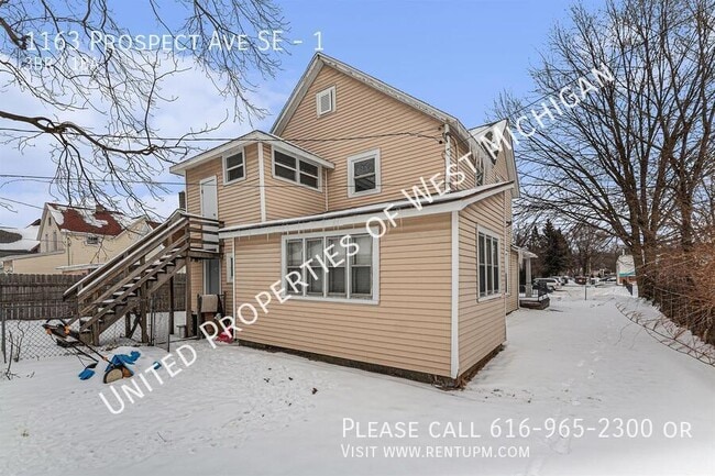 Building Photo - Available Now | 3 Bedroom 1 Bath Apartment...