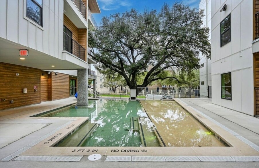 Building Photo - 2500 Longview St