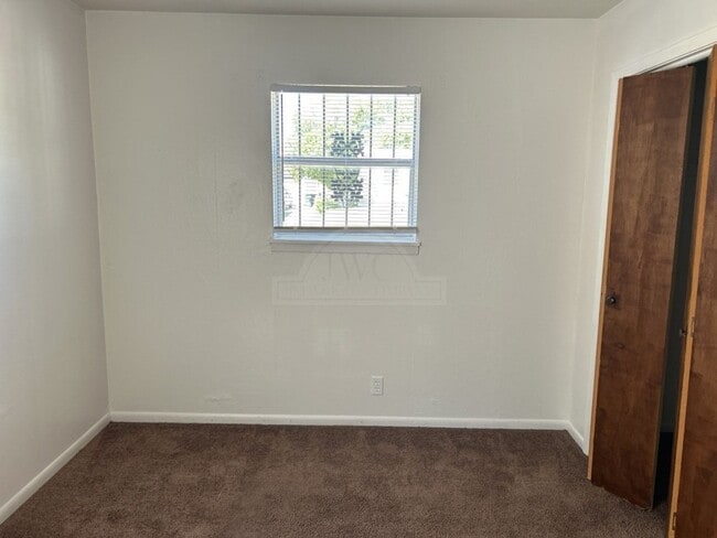 Building Photo - 906 Jefferis Ave