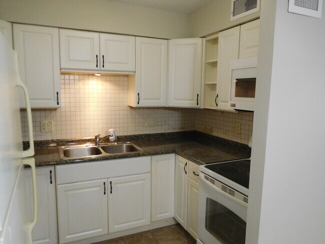 Building Photo - 460 W Downer Pl