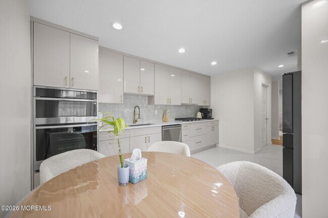 Building Photo - 10 Kinglet Ave