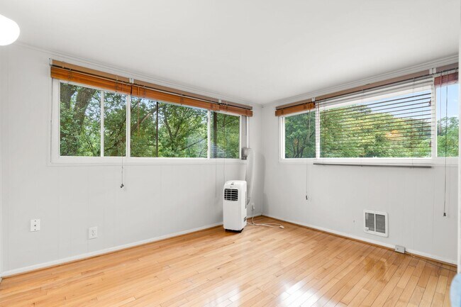 Building Photo - 3 Bed 2 Bath - Takoma Park Split Level - 1...