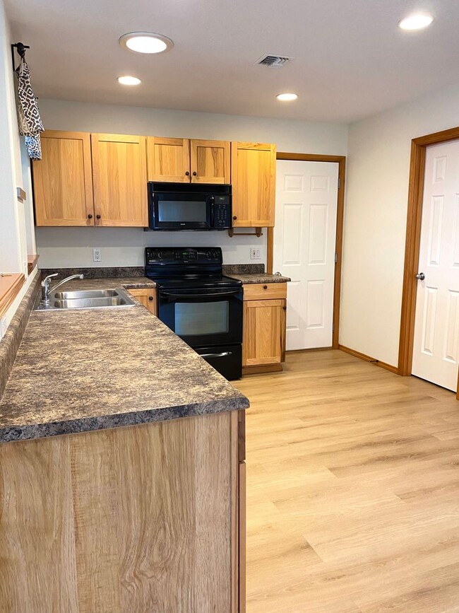 Building Photo - 2 Bedroom | 2 Bath House with Garage & Fen...