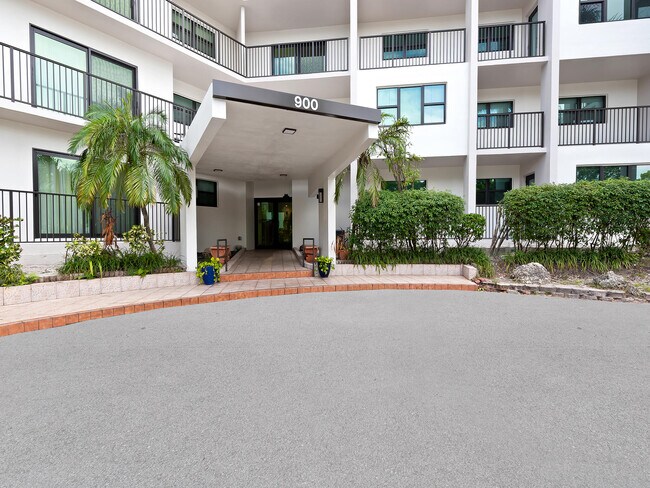Building Photo - 900 River Reach Dr