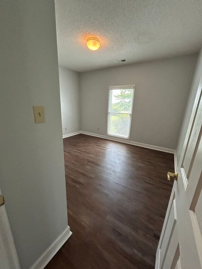 Building Photo - Desirable Oakland Home on Acreage. Owner W...