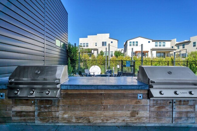 Building Photo - Gorgeous brand new townhome in 3Roots! End...