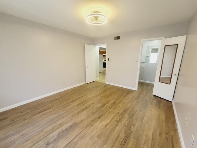Building Photo - UPDATED 1/1 in Walkable Location w/ Solid Floors, Community Pool, & Washer/Dryer! Avail NOW for $...