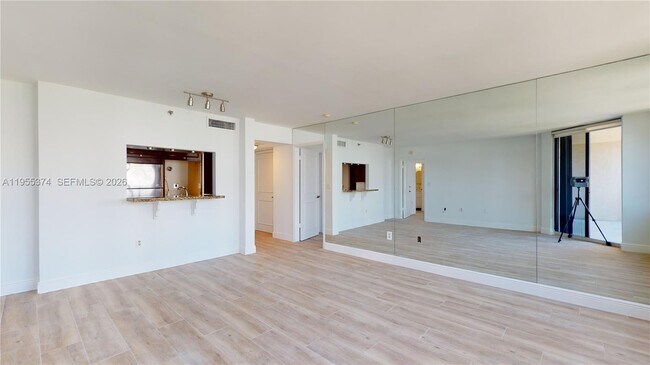 Building Photo - 540 Brickell Key Dr