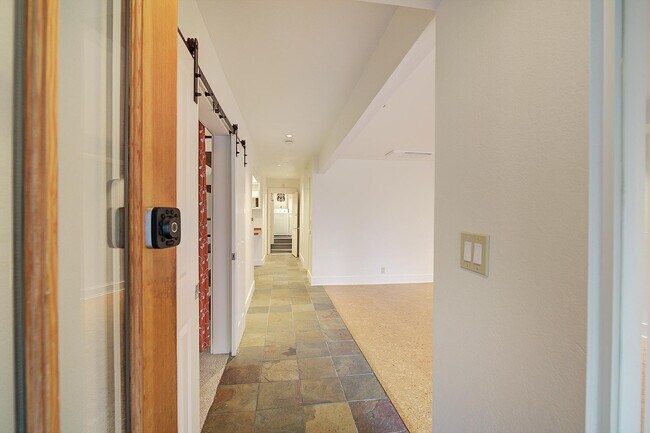 Building Photo - 1038 Lakeview Blvd E