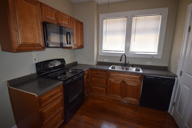 Building Photo - SHOWINGS AVAILABLE - Historic Apartment Bu...