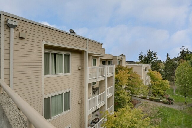Building Photo - Downtown Mercer Island Condo Available Now!