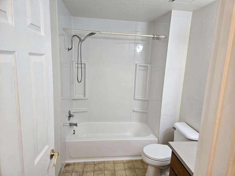shower - 3204 W St