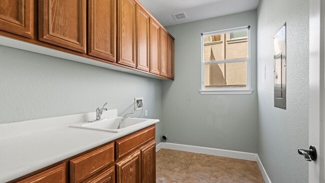 Building Photo - Beautiful two-story in Paradise Crest!