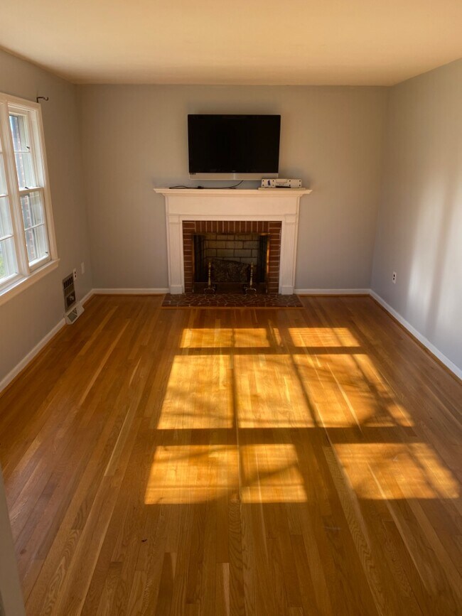 Building Photo - 242 White Pine Dr
