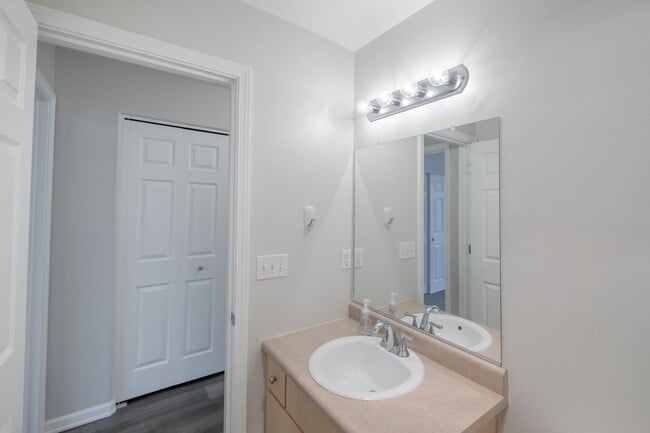 Building Photo - Stylish 2-Bedroom Condo Near OSU – Spaciou...