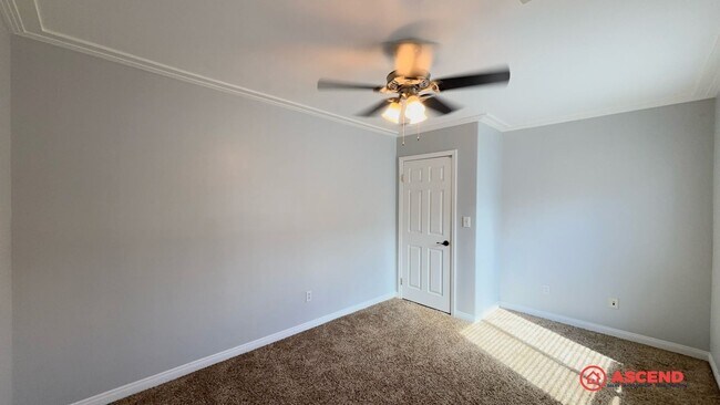 Building Photo - Gorgeous home located in the Northeast!