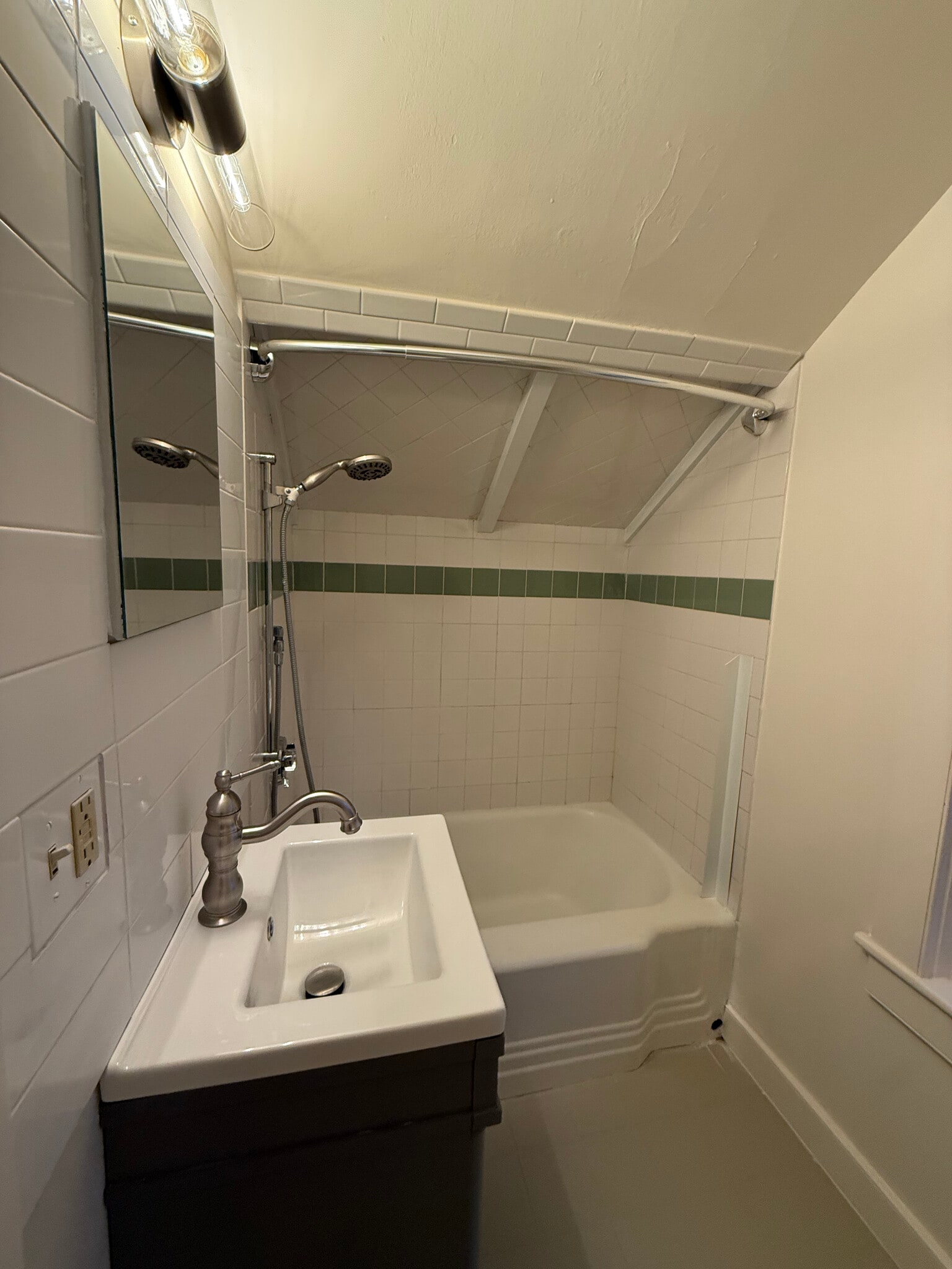 Bathroom - 3 Parker St